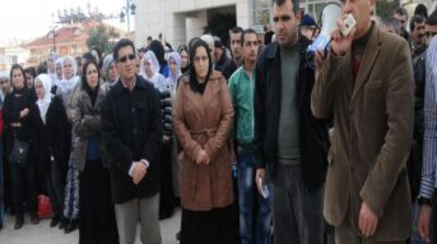 BDP&rsquo;liler KCK operasyonlarını, kendilerini ihbar ederek protesto etti