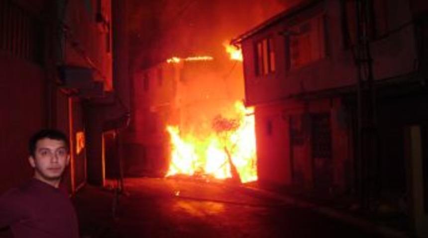 Beyoğlu&rsquo;nda 3 bina alev alev yandı