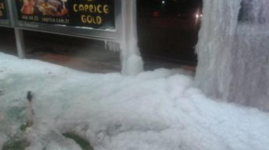 Su borusu patladı reklam billboardları buz k&uuml;tlesine d&ouml;nd&uuml;