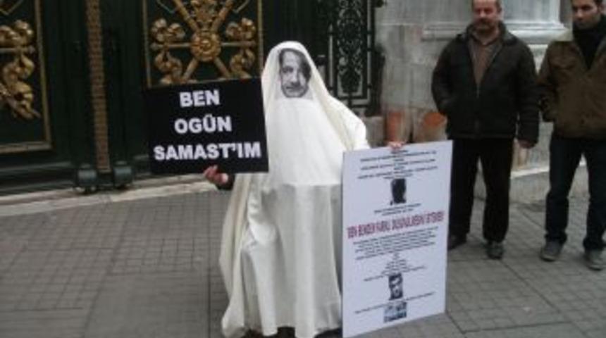 &lsquo;Ben Og&uuml;n Samast&rsquo;ım&rsquo; yazılı d&ouml;viz taşıyan eylemci polisi alarma ge&ccedil;irdi