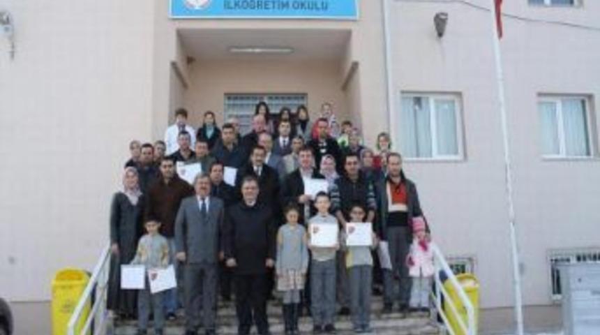 Eğitimini tamamlayan babalar sertifikalarını aldı