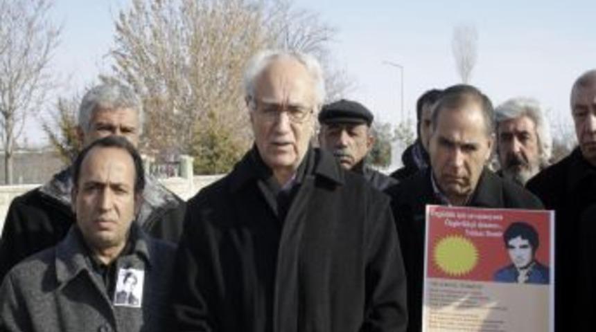 Burkay, Diyarbakır Cezaevi'nde &ouml;len Demir'in mezarını ziyaret etti