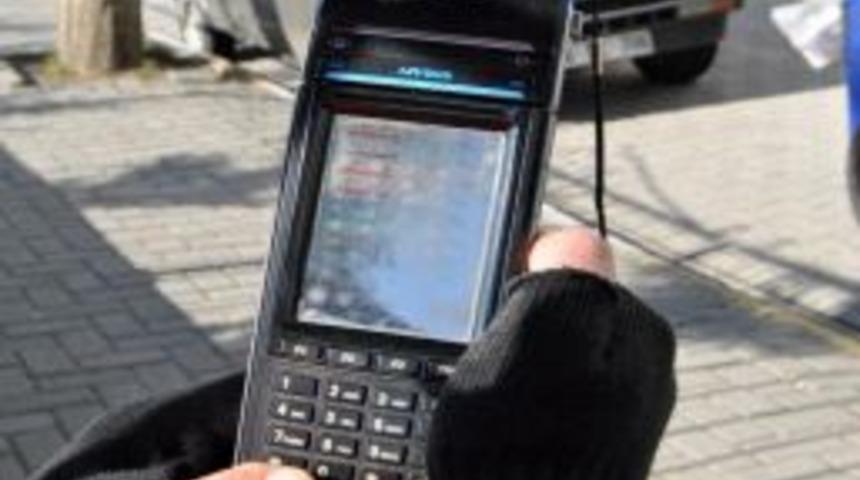 Edremit&rsquo;te Parkomat &uuml;cretini &ouml;demeyen s&uuml;r&uuml;c&uuml;lere icra geliyor