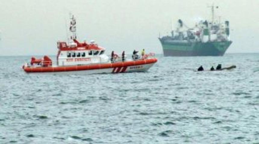 Batma tehlikesi ge&ccedil;iren gemi denizde bekletiliyor