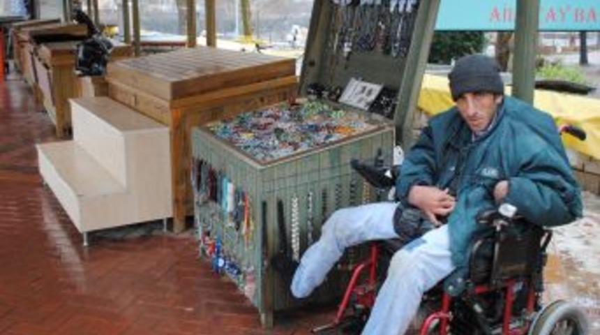 Engelli gen&ccedil;, soğuğa ve yağmura aldırmadan her g&uuml;n tezgah a&ccedil;ıyor
