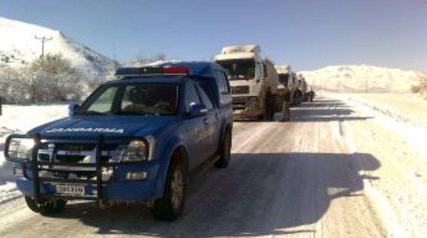 Jandarma karlı yollarda zincirsiz ara&ccedil;lara ge&ccedil;it vermiyor