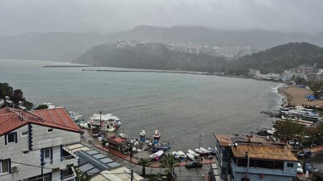 Bartın'da sağanak denizin rengini değiştirdi! Görenler şaşkına döndü
