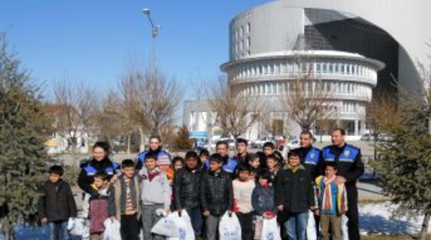 Polisten ihtiya&ccedil; sahibi &ccedil;ocuklara ayakkabı yardımı