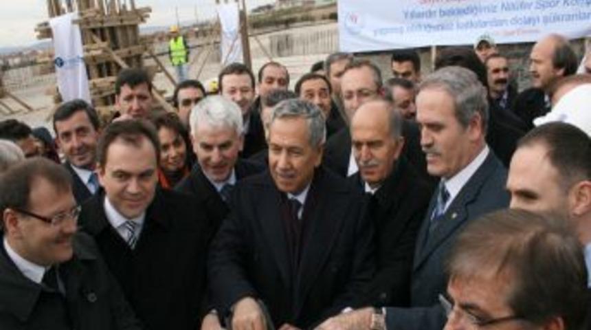 16 yıldır atıl durumdaki spor salonunun temelini B&uuml;lent Arın&ccedil; attı