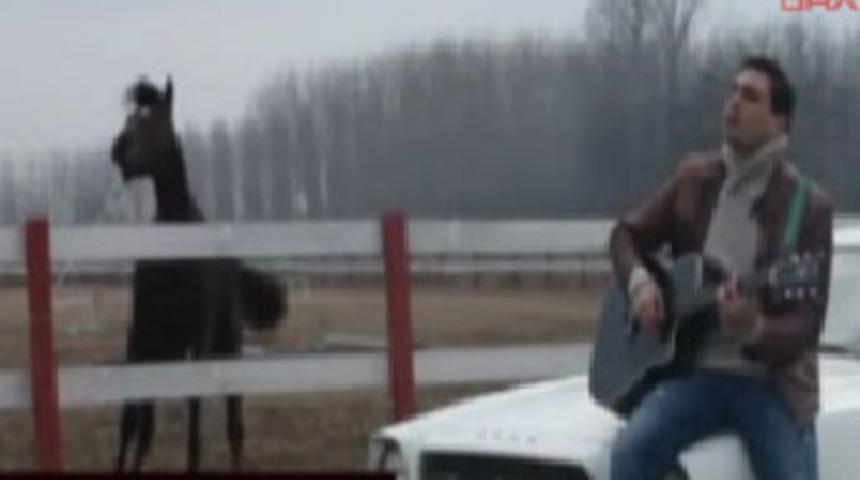 Atı &ccedil;ıldırtan klip