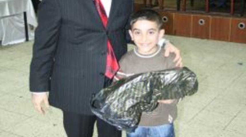 Kars protokol&uuml; kimsesiz &ccedil;ocukların doğum g&uuml;n&uuml;n&uuml; kutlayıp halay &ccedil;ekti