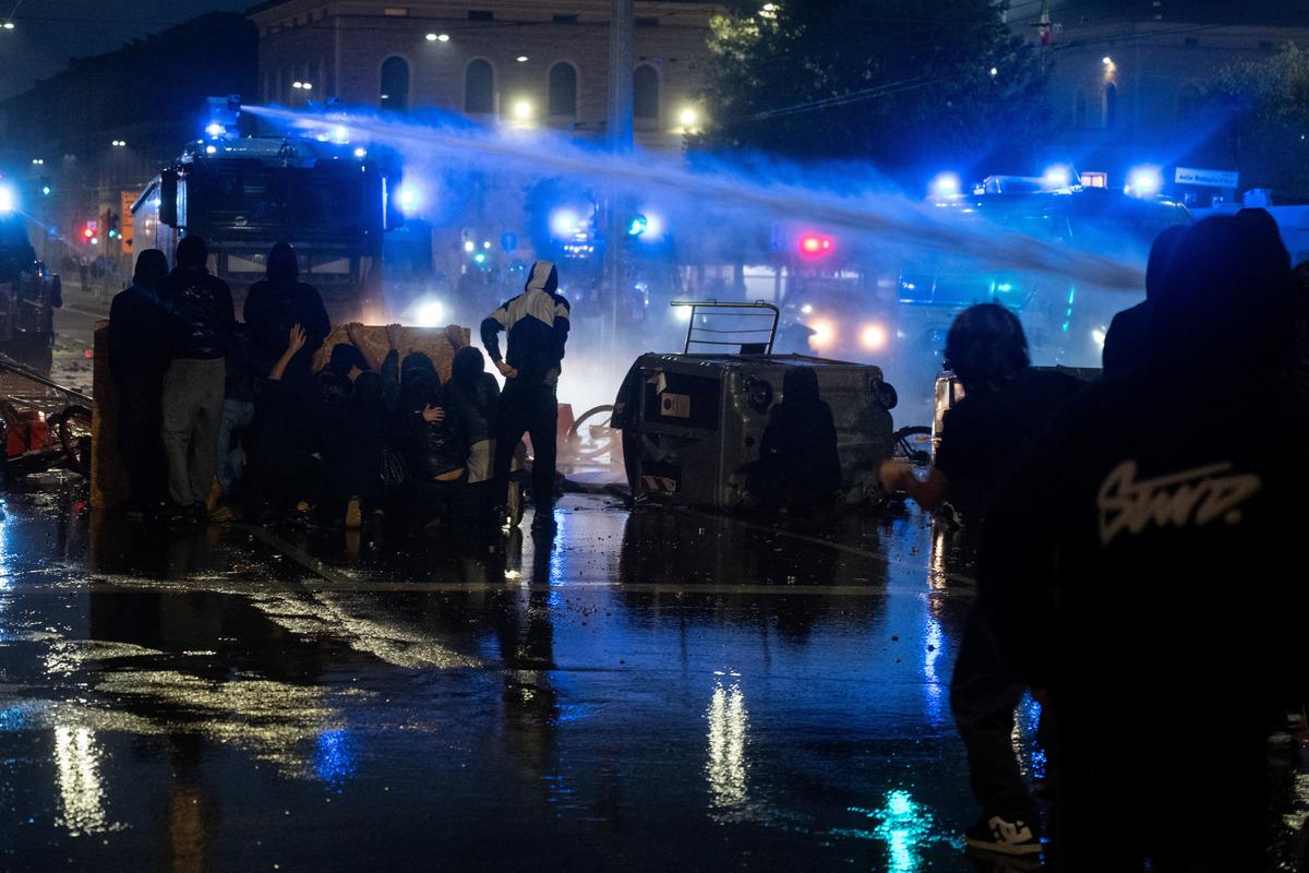 Avrupa da sokaklar alev alev! Fransa dan sonra İtalya ve Belçika da da bilanço ağır! Macron dan sert açıklama 8