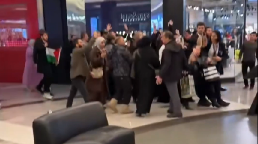 İstanbul'daki l&uuml;ks AVM'de Klodya Medina protestosu