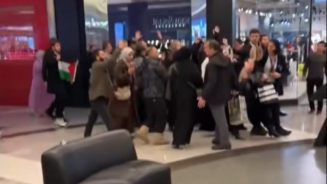 İstanbul'daki lüks AVM'de Klodya Medina protestosu