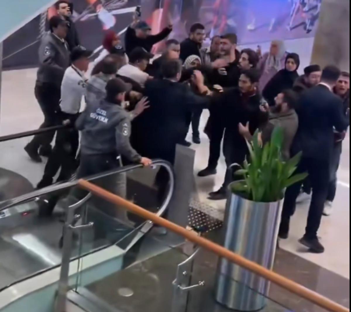 İstanbul daki lüks AVM de Klodya Medina protestosu 2