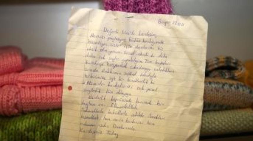 Van i&ccedil;in &ouml;r&uuml;len kazakların &uuml;zerindeki notlar duygulandırdı