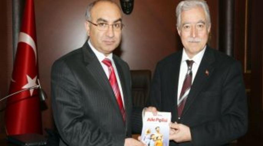 PMYO M&uuml;d&uuml;r&uuml; Ateş, Aldırmaz&rsquo;a kitabını hediye etti
