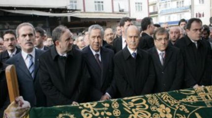 Arın&ccedil;, başkanın annesinin cenazesine katıldı