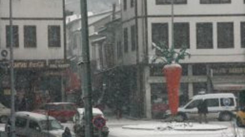 Tatilin ilk g&uuml;n&uuml; yağan kar &ccedil;ocukları sevindirdi