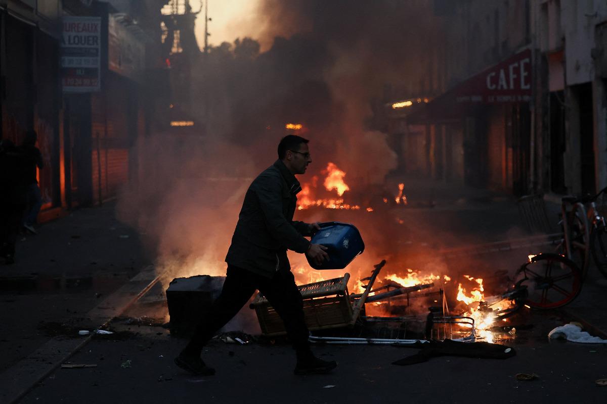 Avrupa da sokaklar alev alev! Fransa dan sonra İtalya ve Belçika da da bilanço ağır! Macron dan sert açıklama 2