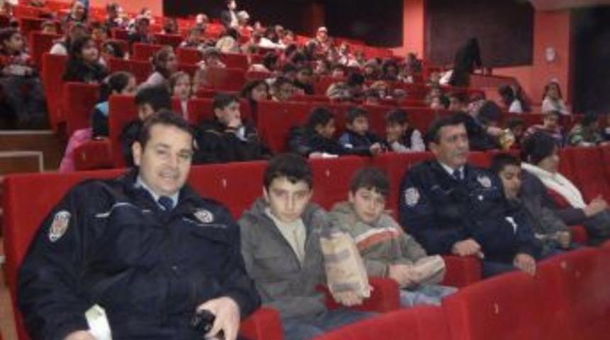 Emniyet kemerini kullanan &ccedil;ocuklar film izledi