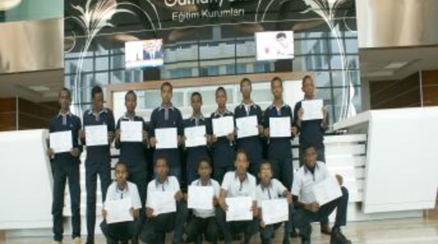 Somalili &ouml;ğrenciler karnelerini aldı