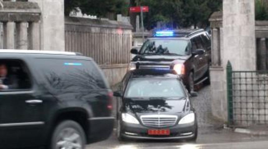 BEKLİYOR - Başbakan Erdoğan, annesinin kabrini ziyaret etti