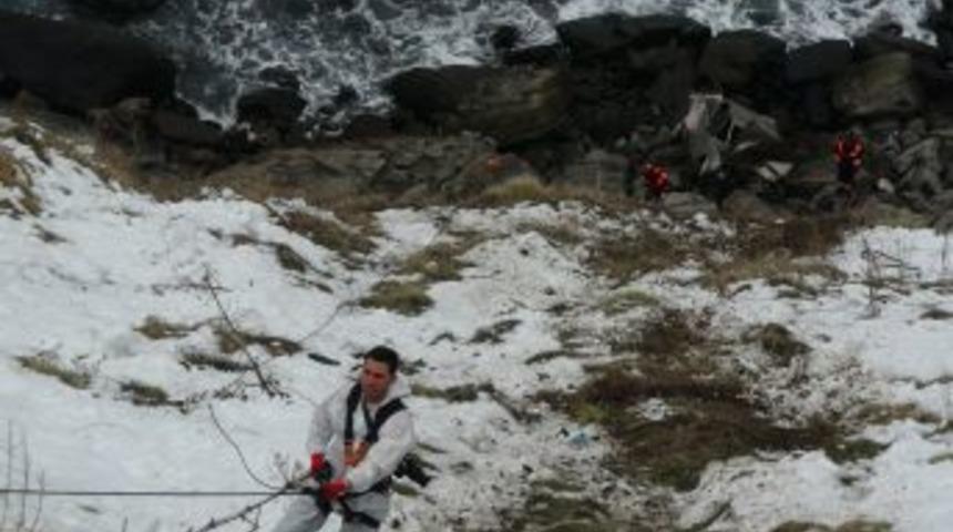 Otomobil, 150 metreden denize u&ccedil;tu: 1 &ouml;l&uuml;, 1 yaralı