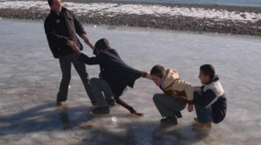 Bitlis'te donan dereler ve g&ouml;letler &ccedil;ocukların oyun alanı oldu