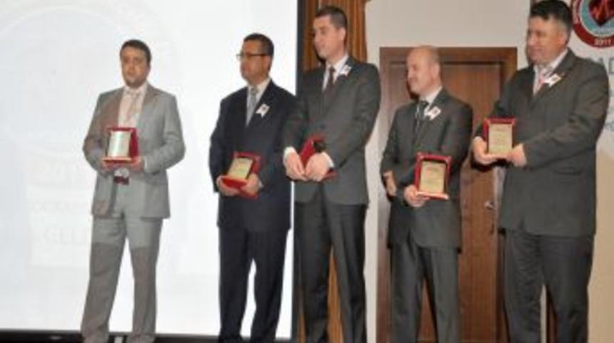 Yıllık izinlerini Somali'de ge&ccedil;iren doktorlar plaketle &ouml;d&uuml;llendirildi