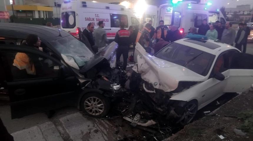 Kocaeli'de iki otomobil &ccedil;arpıştı! 1'i ağır 4 yaralı