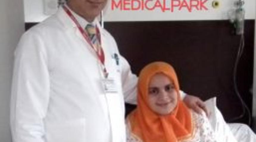 Nefes darlığı &ccedil;eken gen&ccedil; kızın g&ouml;ğs&uuml;nden 300 gram ağırlığında kitle &ccedil;ıkarıldı