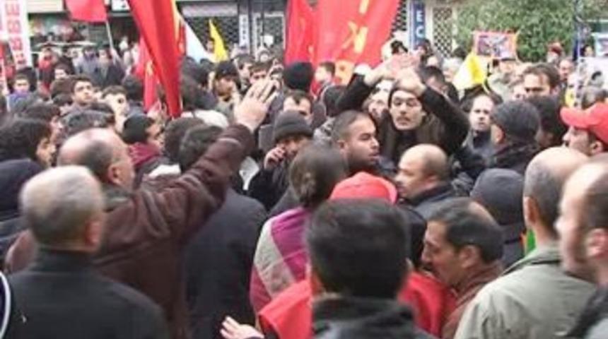 'Savaşa Hayır' mitinginde birbirlerine girdiler