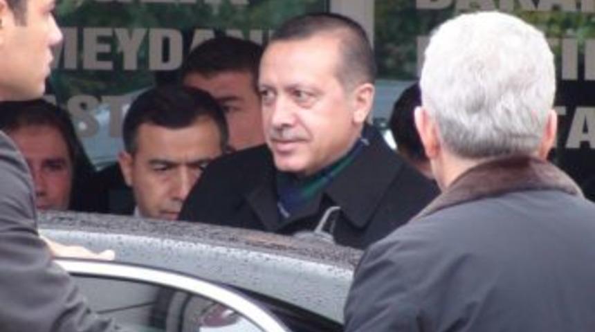 Başbakan Erdoğan, tedavi g&ouml;ren yakınını ziyaret etti