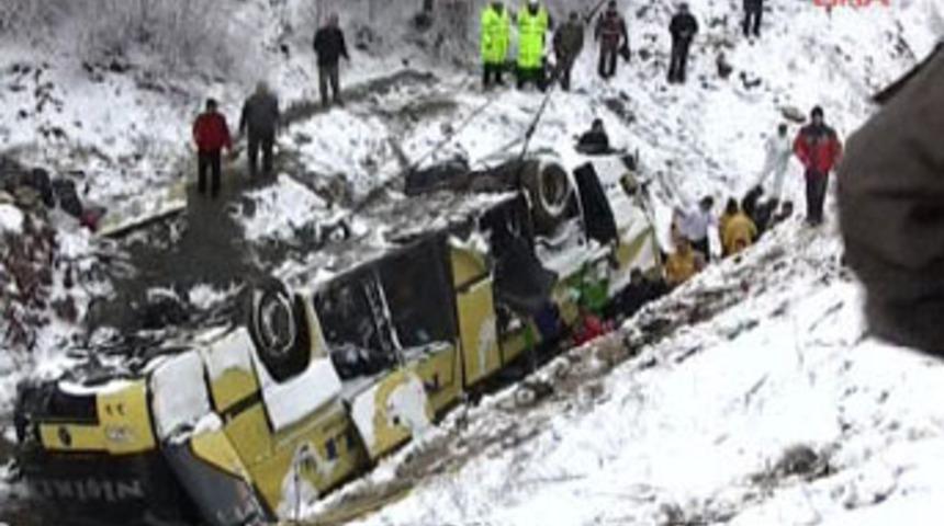 Yolcu otob&uuml;s&uuml; şarampole yuvarlandı; 4 &ouml;l&uuml;