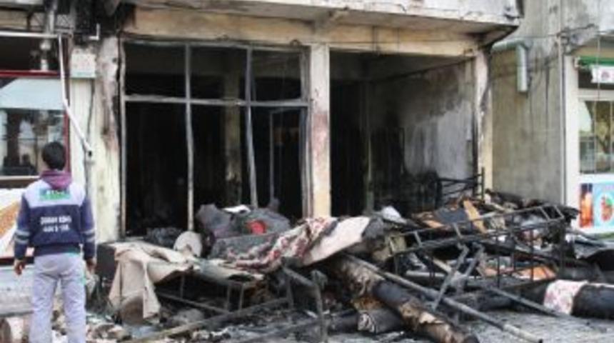 &Ccedil;arşıbaşı'nda halı deposu yandı