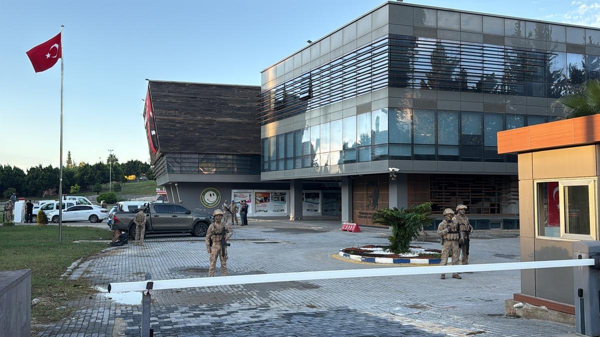 &Ccedil;ukurova Belediyesi ne operasyon! Belediye Başkanı Emrah Kozay dahil &ccedil;ok sayıda g&ouml;zaltı 4