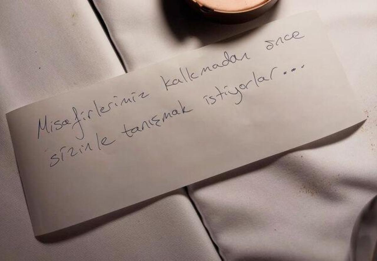 Serenay Sarıkaya ya restoranda gelen not gündemde! 1