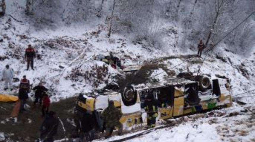 Kırklareli'nde yolcu otob&uuml;s&uuml; şarampole yuvarlandı: 4 &ouml;l&uuml;, 26 yaralı