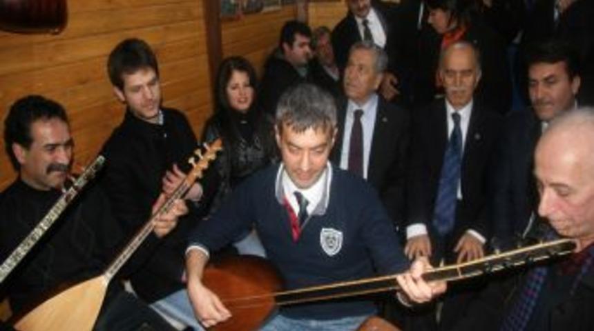 Arın&ccedil;, aşıkların t&uuml;rk&uuml;lerine eşlik etti