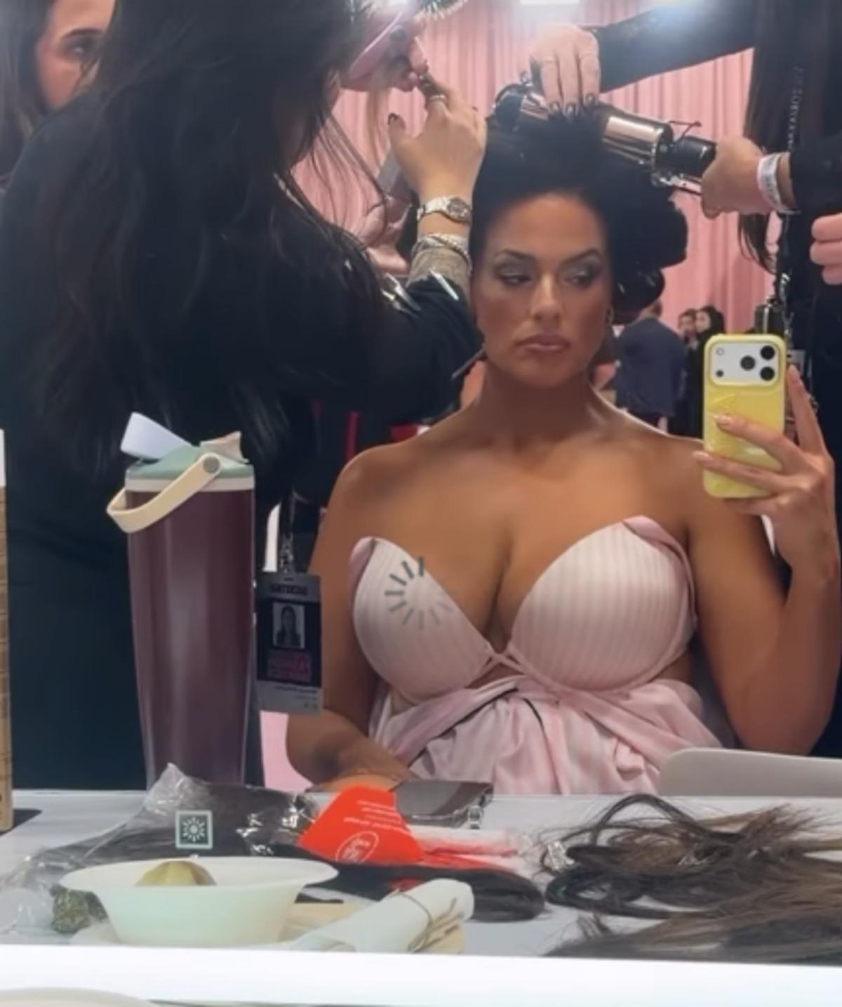 Ashley Graham 2026 Victoria’s Secret Fashion Show da! "Çok seksisin" 2