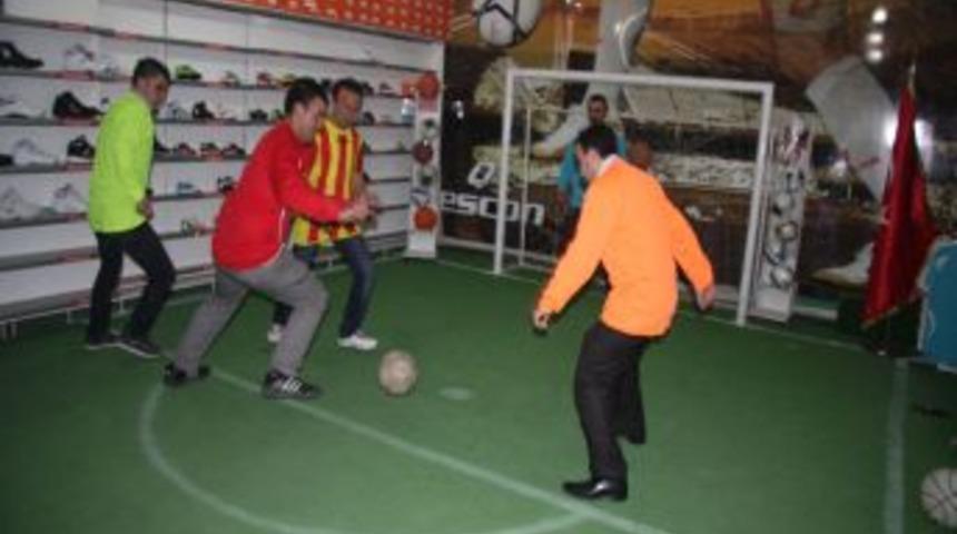 M&uuml;şterisi azalan esnaf iş stresini halı sahada atıyor