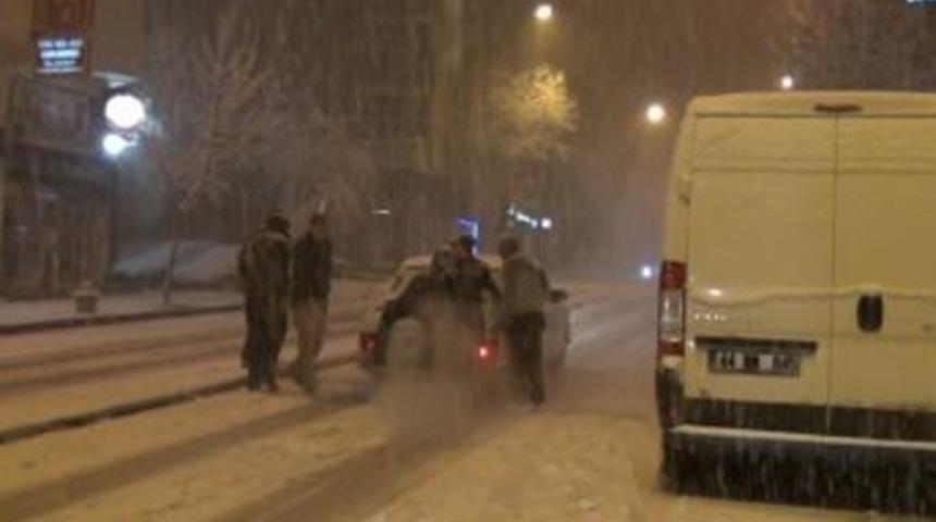 Burdur&rsquo;da akşam saatlerinde bastıran kar etkili oldu