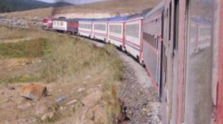 Anadolu Ekspresi'nin vagonu raydan &ccedil;ıktı