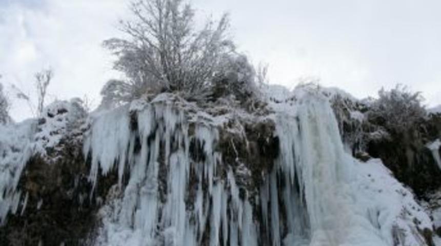 Soğuk hava Girlevik Şelalesi'ni dondurdu