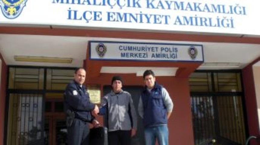 Yolda buldukları para dolu &ccedil;antayı polise teslim ettiler