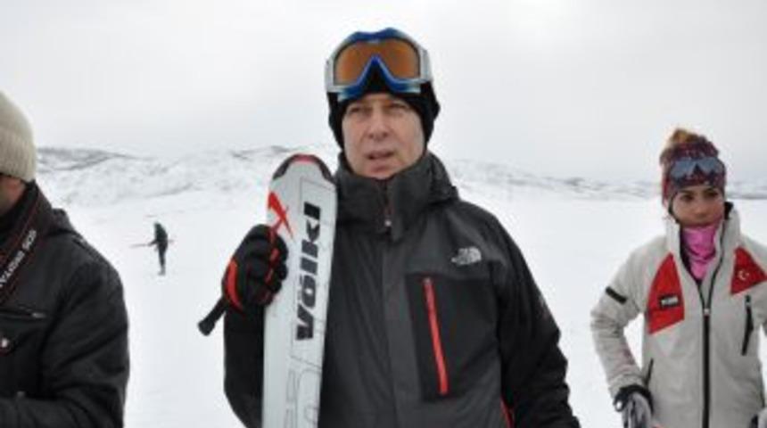 İki metre kar altındaki Ovacıklıların karla imtihanı