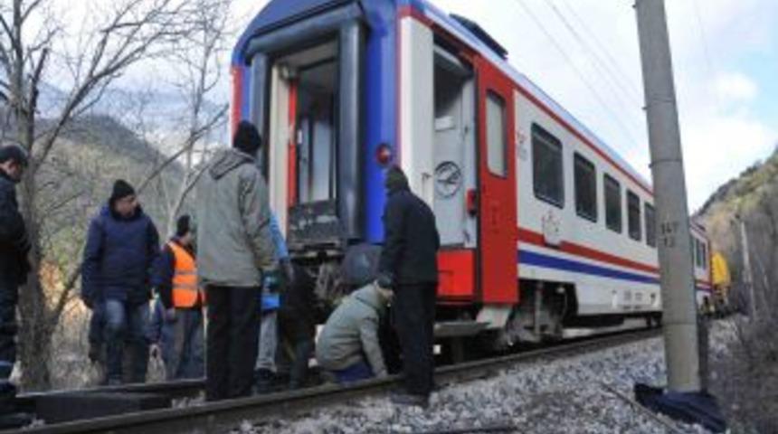 Yolcu treni Sakarya'da raydan &ccedil;ıktı, demir yolu ulaşımı durdu
