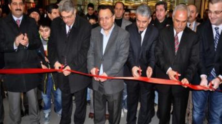 &Ouml;ğrencilerden Van yararına sergi