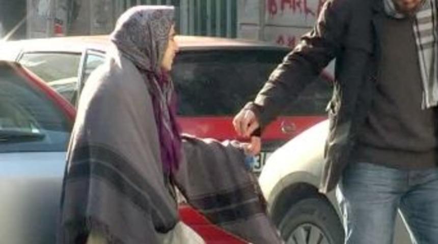 Prostat numarası yapan dilenci kadın, zabıtayı g&ouml;r&uuml;nce iyileşti